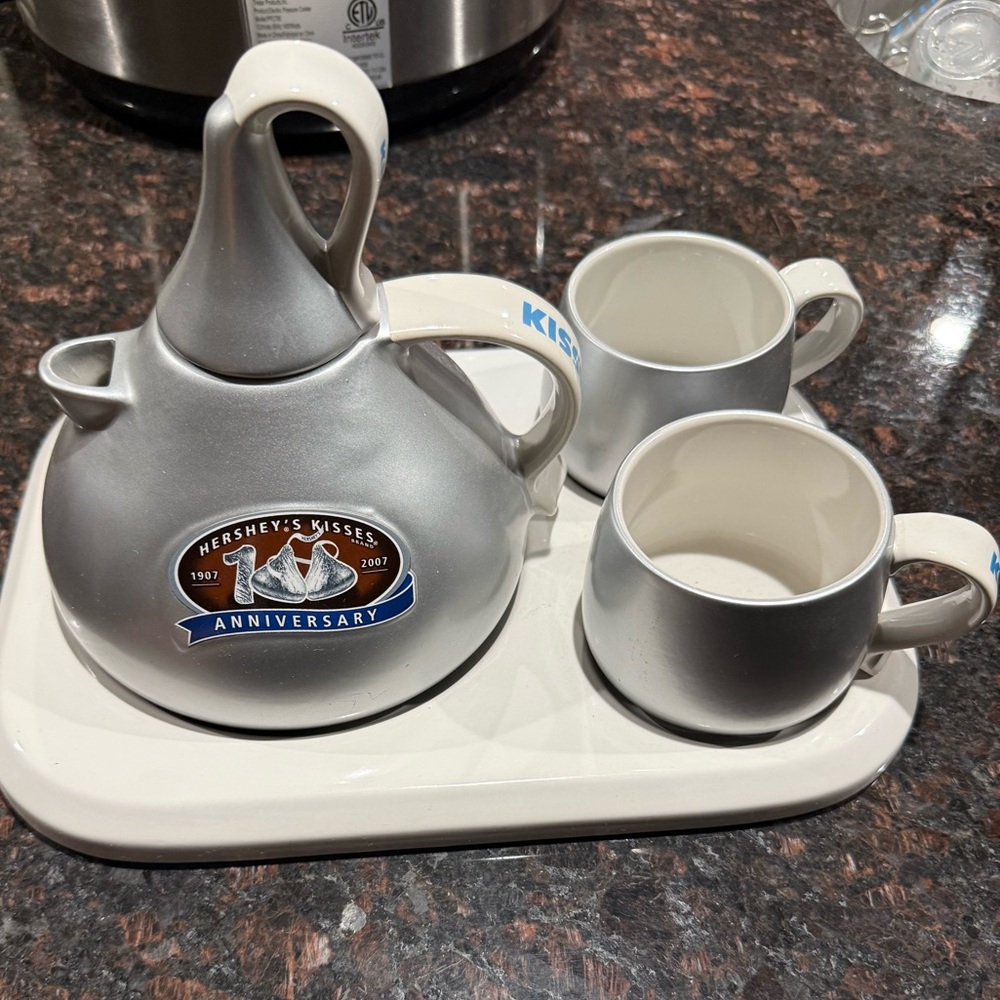 HERSHEY'S KISSES 5 pc Hot Cocoa Serving Set Pot, Mugs & Tray 100th Anniversary